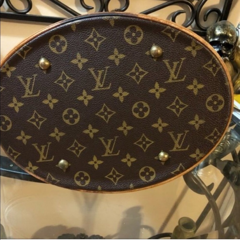 ๐HP๐90โs VTGโขLouis Vuitton GM XLG Bucket Monogram Bag, Authenticitated by Posh - Picture 13 of 16